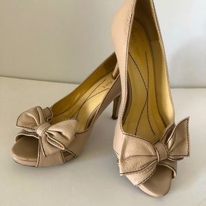 Kate Spade beige open toe pumps. Size 6